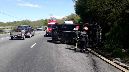 Un microbuz s-a răsturnat între Pitești și Râmnicu Vâlcea. Patru persoane rănite