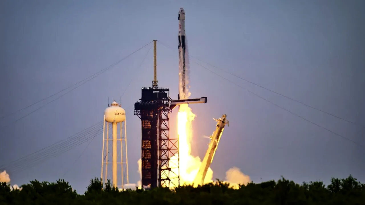 Compania Space X, deținută de Elon Musk, a transportat o echipă de astronauți, în doar 15 ore,  la bordul navei spațiale ISS