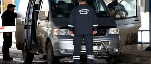 Vameșii au controlat mașina unui italian care încerca să iasă din România. Ce au găsit pe bancheta din spate, sub o pătură