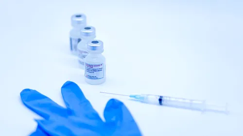 STUDIU: Combinarea vaccinurilor Pfizer sau AstraZeneca cu Moderna asigură un răspuns imunitar mai bun