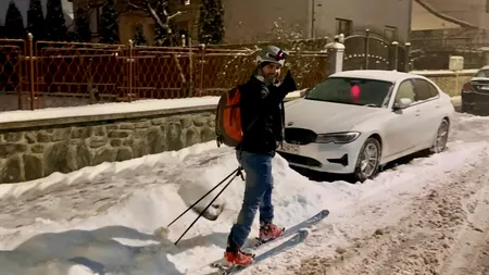 Un sibian a fost filmat pe schiuri prin oraș miercuri dimineața. „Unde mergi?” „La muncă!”