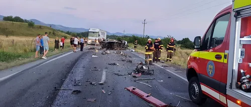 FOTO | Carambol cu două mașini și un TIR, pe un drum din Caraș-Severin. Un bărbat a murit și altul a fost grav rănit