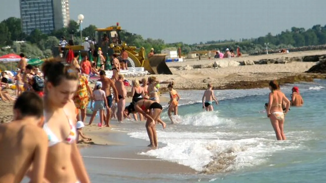 VACANȚĂ. Au apărut cuștile de plastic de la mare, în care turiștii vor face plajă pe timp de pandemie / VIDEO