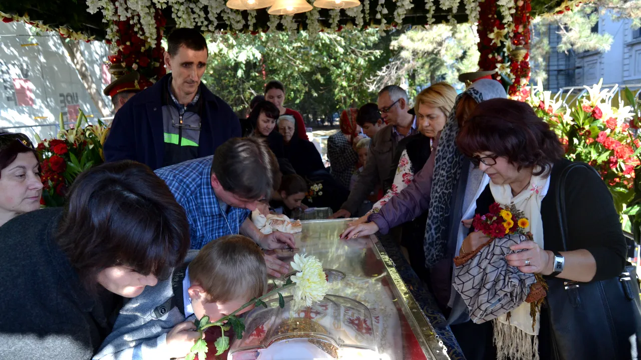 Ponta, huiduit de mai multe persoane după slujba de Sfânta Parascheva: „TRĂDĂTORULE!