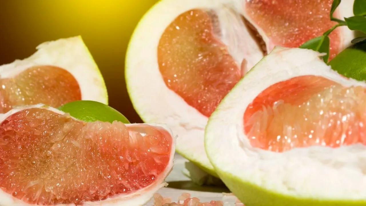 Beneficiile consumului de POMELO. Superalimentul exotic cu efecte uimitoare asupra sănătății. Cum se mănâncă corect acest fruct