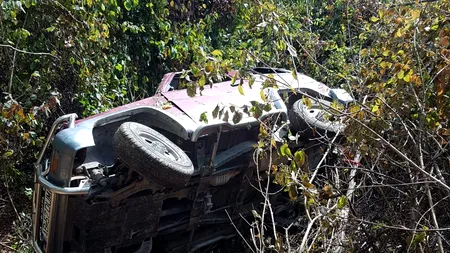 O femeie a murit după ce a fost aruncată dintr-o mașină care s-a răsturnat. Șoferul a efectuat o manevră de mers înapoi și a căzut într-o râpă