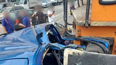 Filmare ireală la Suceava, cu o mașină făcută praf de un tren. Ce se întâmplă cu pasagerii este incredibil. VIDEO