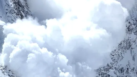 FOTO. Patru alpiniști au scăpat ca prin minune cu viață, după ce au fost surprinși de o avalanșă