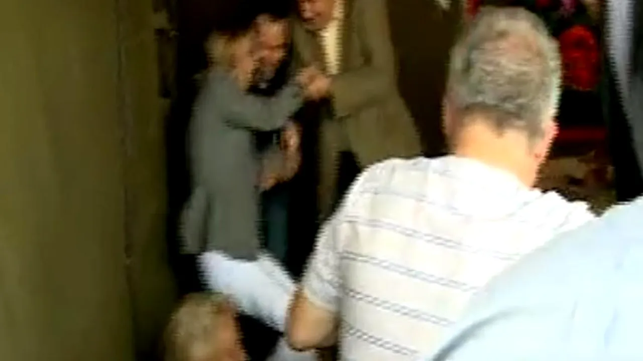 S-a rupt banca cu miniștri. Momentul stânjenitor prin care au trecut Szabo, Pană și Stanoevici la Festivalul Usturoiului