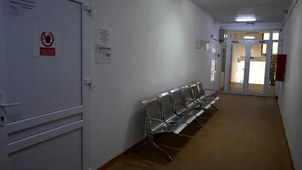Pacienții de la Spitalul Psihiatrie Săpoca, BĂTUȚI și agresați de personal. Polițiștii au deschis dosar penal pentru abuz în serviciu