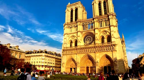Un pilot, suspectat că intenționa să prăbușească un avion Cessna peste Catedrala Notre-Dame, a fost arestat