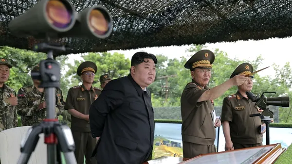 Kim Jong-Un își îndeamnă trupele să se pregătească pentru un „RĂZBOI adevărat”/ Coreea de Nord efectuează exerciții de artilerie