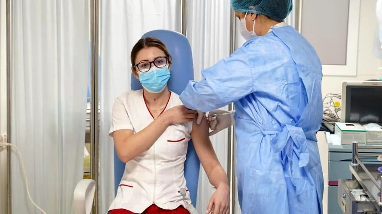 CNCAV: „Difuzarea imaginilor cu recepția primelor doze de vaccin împotriva COVID-19 în România a generat un val de informații înșelătoare”