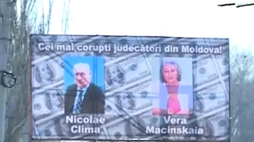 Afișe cu Cei mai corupți judecători din R.Moldova, pe străzile din Chișinău