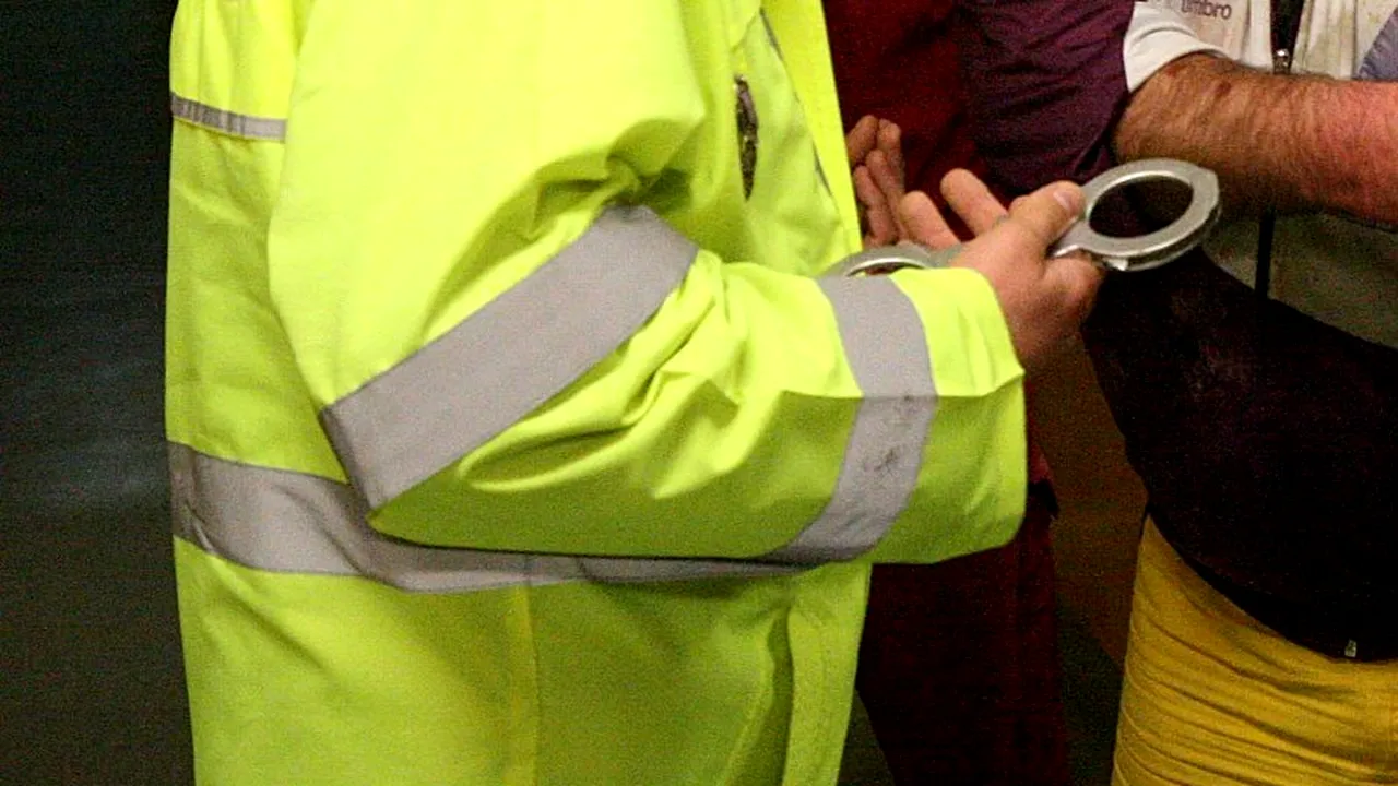 Polițist târât cu mașina de un șofer care nu a vrut să oprească la un control de rutină