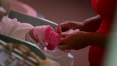 Tânărul care acuză un medic că a provocat moartea bebelușului său amenință cu greva foamei