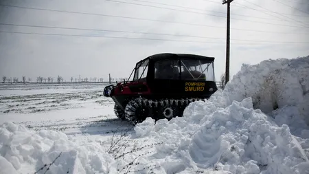 Un autobuz, patru autoutilitare și patru autoturisme, blocate în zăpadă în Buzău