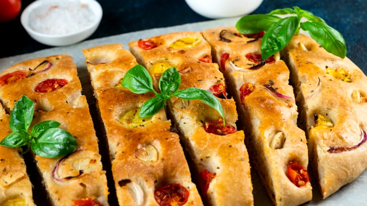 Focaccia: Rețeta corectă pentru a prepara pâinea pufoasă ITALIANĂ. Ingredientele de care ai nevoie