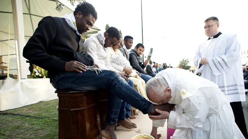 Gest emoționant al Papei Francisc: a spălat și a sărutat picioarele migranților la slujba din Săptămâna Mare