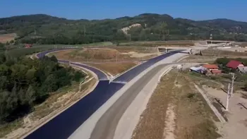 În timp ce investițiile stagnează, Autostrada Pitești-Sibiu accelerează. Secțiunea 4 Tigveni – Curtea de Argeș intră în ultima etapă, spune ministrul Transporturilor. Când va fi gata
