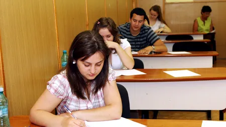 EVALUARE NAȚIONALĂ: Un elev din București a fost eliminat de la proba la Matematică după și-a adus telefonul în sală