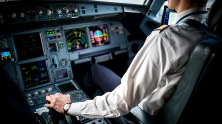Companiile aeriene propun majorarea vârstei de PENSIONARE pentru piloți din lipsă de personal. Sindicatele din industria aviatică se opun