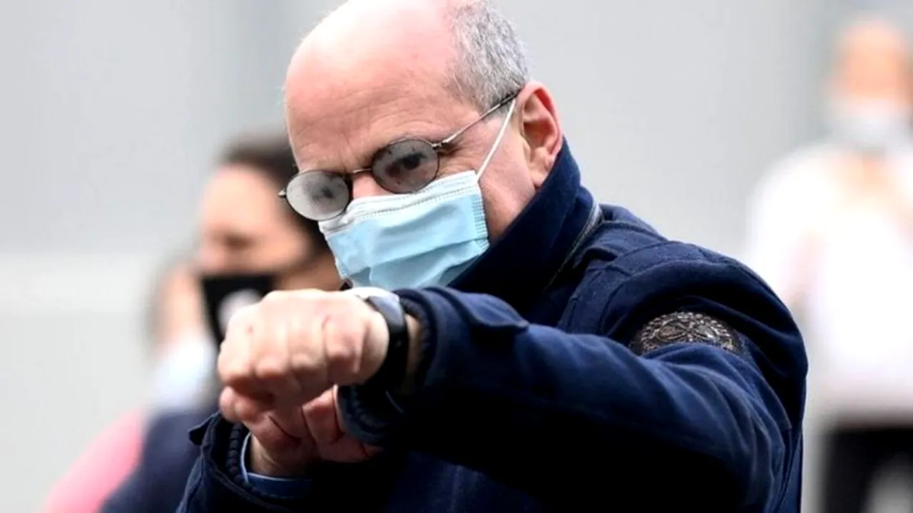 Ministrul Educației din Franța a promovat practicarea exercițiilor fizice într-o școală pariziană. Mișcările sale au devenit virale pe rețelele de socializare