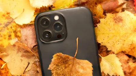 Experiență inedită trăită de un parașutist britanic. Și-a scăpat iPHONE-ul într-un salt la 3.000 de metri. A rămas șocat când l-a regăsit