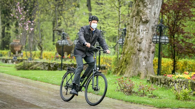 Klaus Iohannis a mers pe bicicletă la Palatul Cotroceni. Președintele s-a alăturat, astfel, campaniei Vinerea Verde: „O găsesc foarte bună” (FOTO-VIDEO)