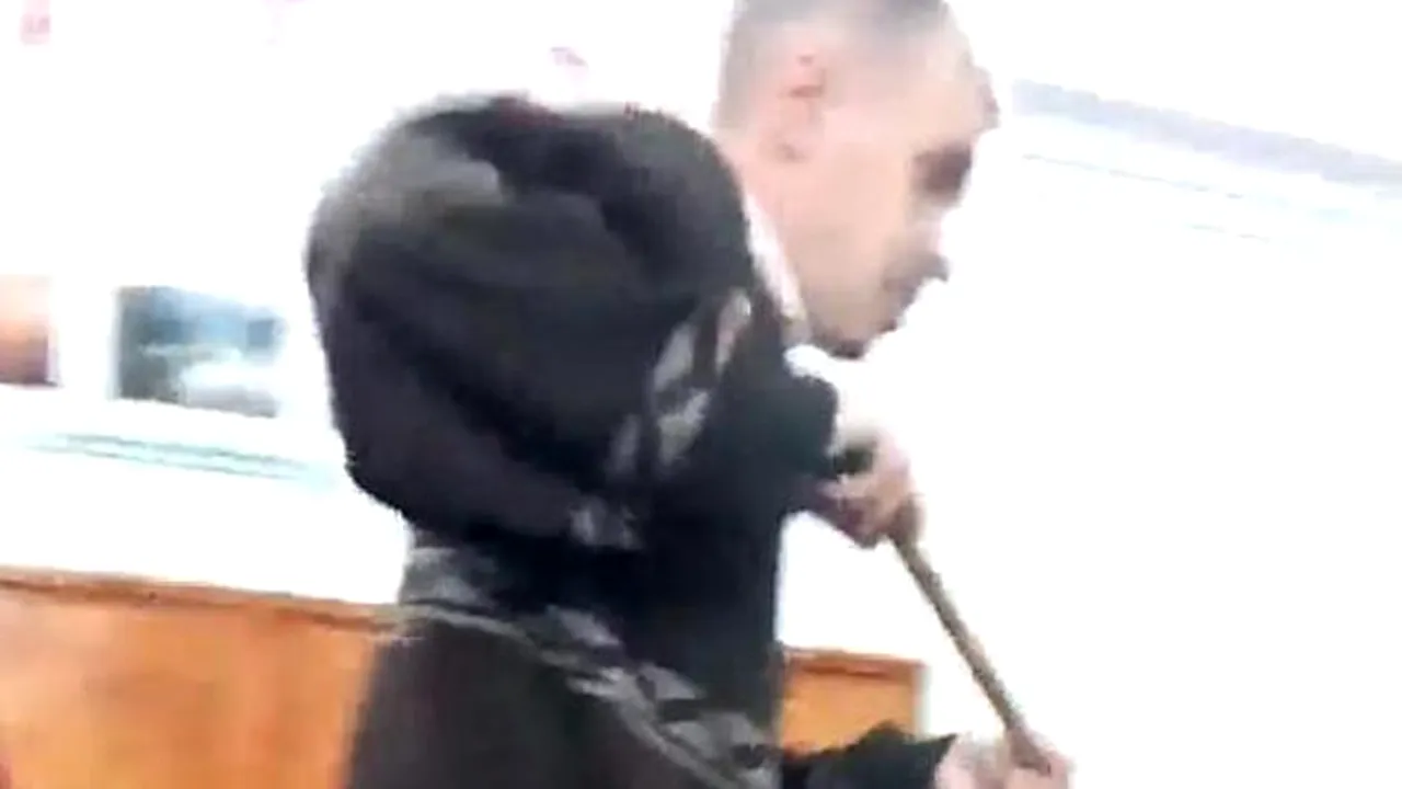 Scene BIZARE într-o școală din județul Suceava. Un elev este FUGĂRIT cu MOPUL de profesorul de franceză

