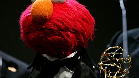 Actorul care asigură vocea personajului Elmo din 