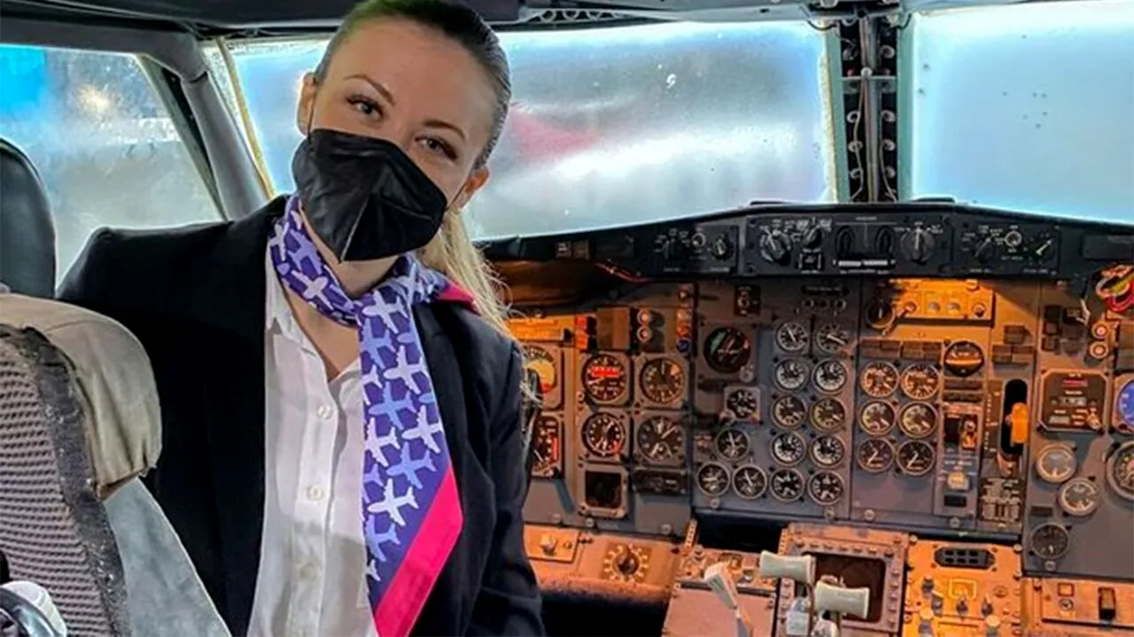 Cum arată și ce culoare are, de fapt, cutia neagră a avioanelor. Stewardesa din imagine a făcut public secretul