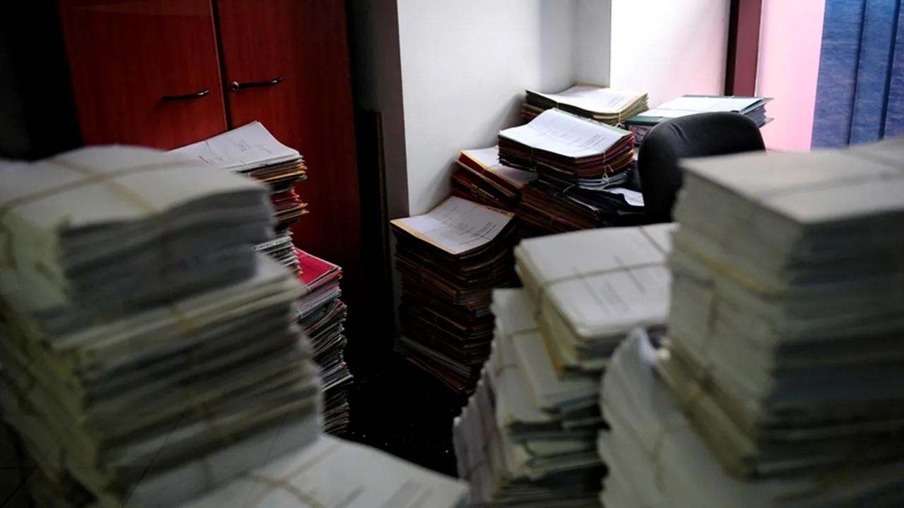 Zece angajați ai Oficiului de Cadastru Iași suspectați de fraude imobiliare, audiați la DNA. Printre cei vizați se numără și directorul instituției