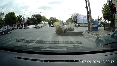 Imagini șocante cu momentul în care o țeavă de gaze EXPLODEAZĂ într-o intersecție din Sectorul 5 al Capitalei