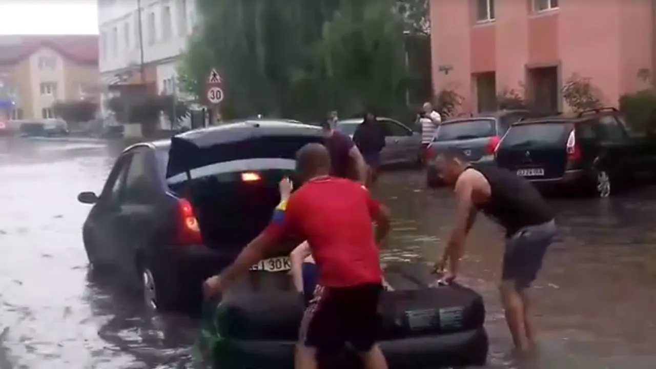 Plimbare cu salteaua pneumatică pe străzile inundate din Târgu Jiu VIDEO