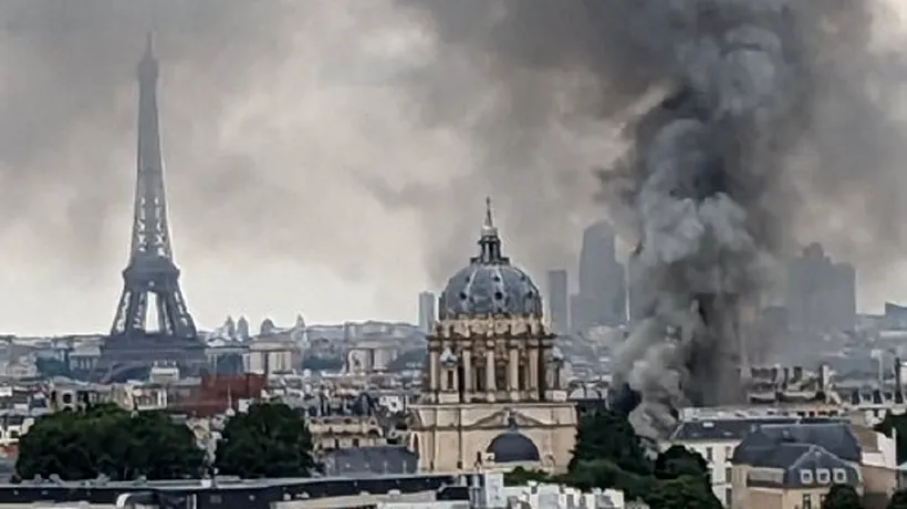 Incendiu devastator în apropierea catedralei Notre-Dame – Paris. Două corpuri de clădiri prăbușite. Deflagrația s-a produs la Academia Americană