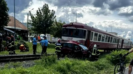 ACCIDENT. Trei persoane au murit după ce un tren a lovit o mașină la o trecere peste calea ferată