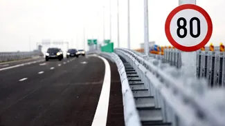 Situația traficului din România. Lapoviță și ninsoare pe anumite porțiuni de drum, inclusiv în București. Recomandări pentru șoferi