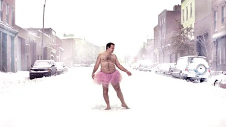 FOTO. Motivul emoționant pentru care acest bărbat a pozat îmbărcat într-un tutu roz