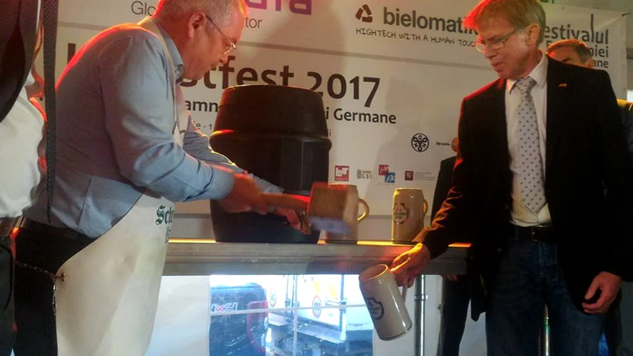 Boc a dat cep unui butoi cu bere germană și a ciocnit o halbă cu ambasadorul Germaniei. FOTO