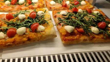 Cu cât se vinde o singură felie de pizza în Aeroportul Otopeni acum, în 2025. Românii au crezut că este o eroare