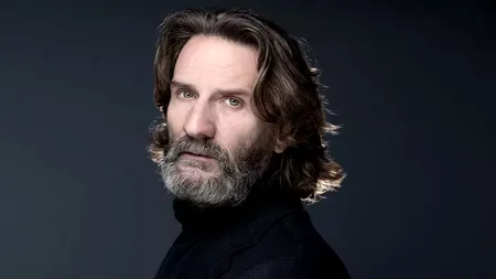 Frédéric Beigbeder (Le Figaro): „A critica un bărbat heterosexual alb de peste 50 de ani înseamnă a fi rasist de patru ori”