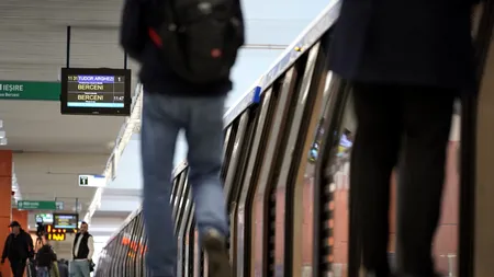 SCANDAL la stația de metrou de la Piața Unirii 2. Un agent de pază a fost lovit în față de un călător. Imagini cu momentul agresiunii