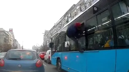 VIDEO - Minute de inconștiență: Un tânăr a sărit pe geam dintr-un autobuz din București. „Acel moment când fugi de controlori”