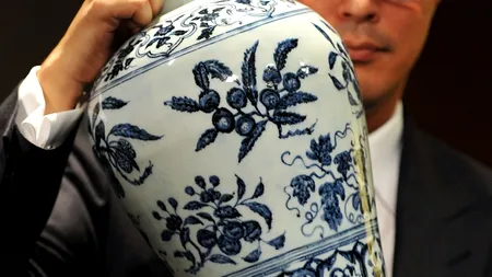 Un vas chinezesc vechi de o mie de ani cumpărat de la un târg de vechituri cu trei dolari a fost vândut cu 2,2 milioane 