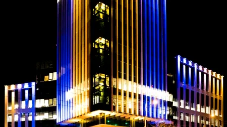 Simbol al Grupului Țiriac, iluminat în culorile drapelului Ucrainei