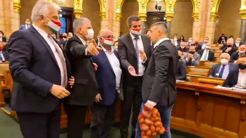 Un politician maghiar a fost amendat cu 12.000 de euro pentru că i-a acordat premierului Viktor Orbán cartofi în Parlament