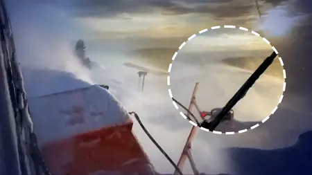 Imaginea pe care o vede prin parbriz șoferul unei autofreze de mare capacitate, atunci când curăță șoseaua de zăpadă