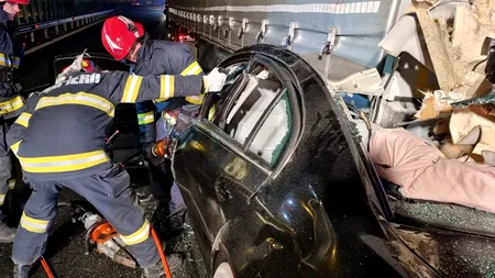 FOTO-VIDEO | Un autoturism a intrat sub un TIR, pe A1 la Vama Nădlac. Accidentul s-a soldat cu trei morți și un rănit