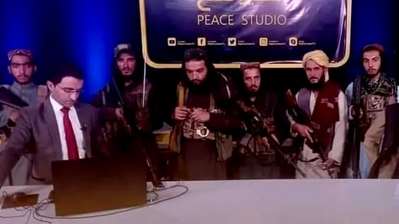 Talibani înarmați îl înconjoară pe un prezentator TV, în timp ce îi îndeamnă pe telespectatori „să nu se teamă”